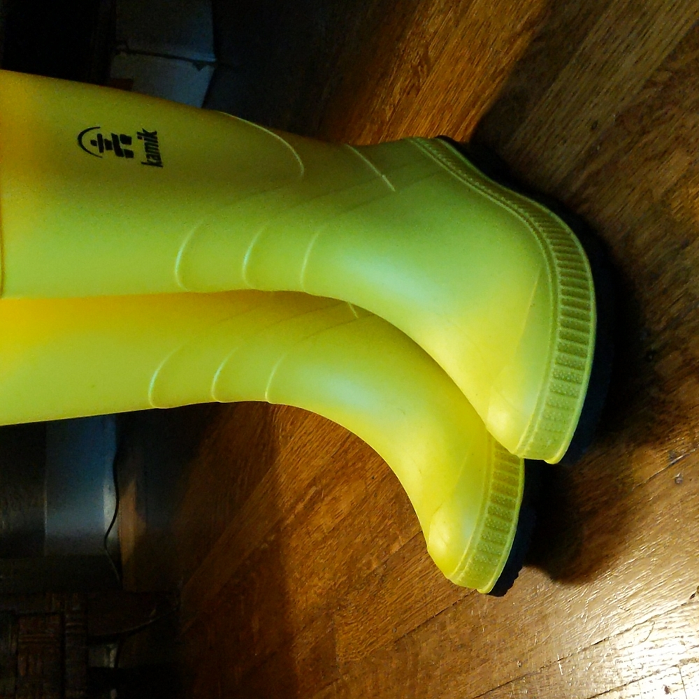 Kamik rain boots size 4